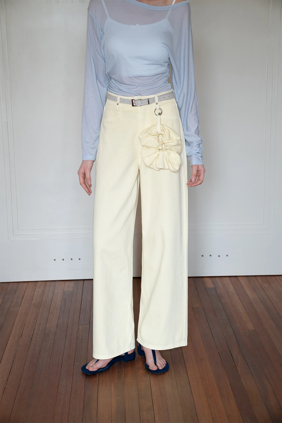 Wide-leg jeans with belt and hairband