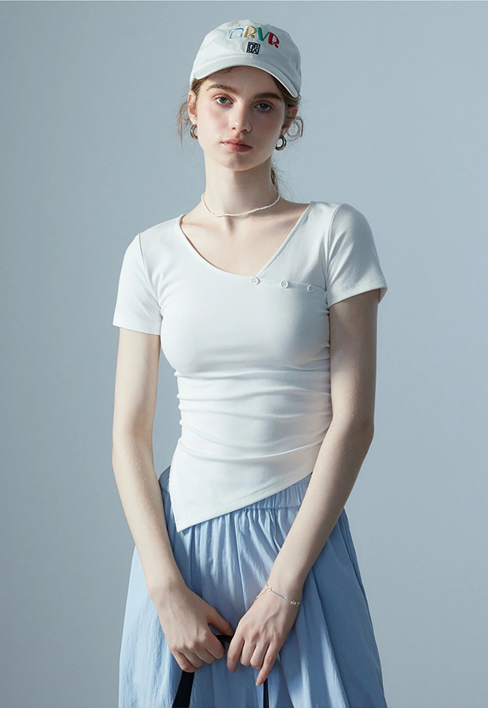 女款羈扣細節不對稱 T 卹