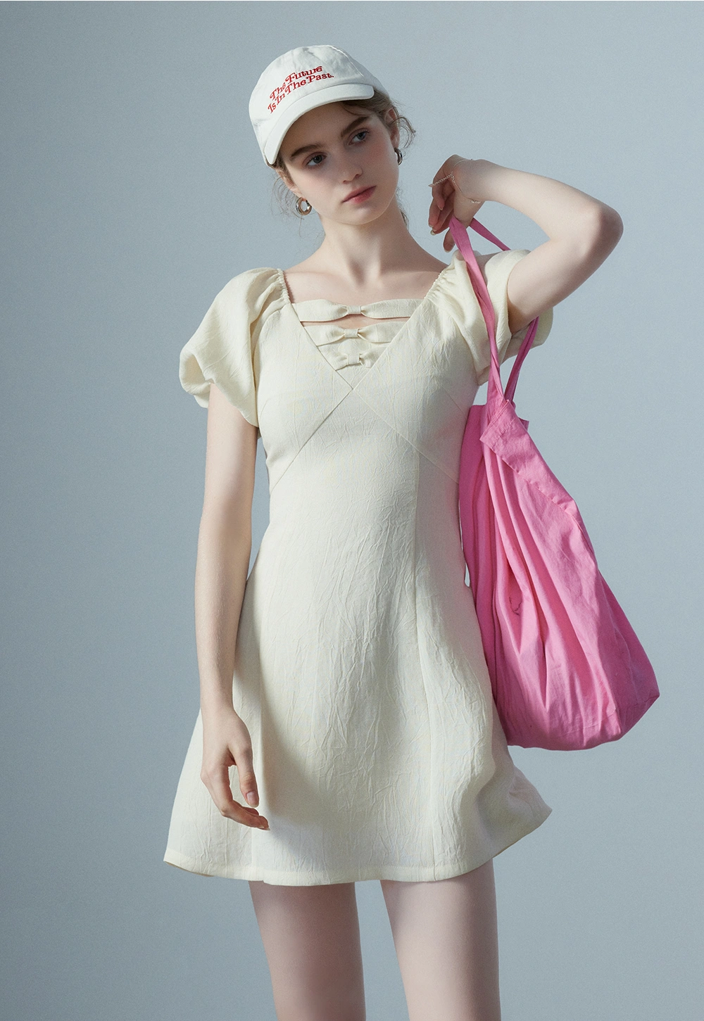 Damenkleid mit Puffärmeln und Schleife am Rücken