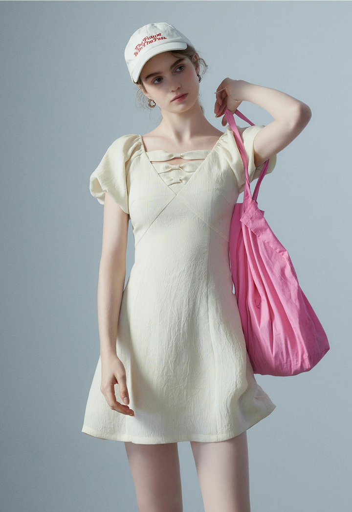 Damenkleid mit Puffärmeln und Schleife am Rücken