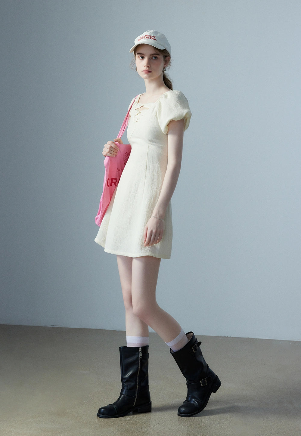 Damenkleid mit Puffärmeln und Schleife am Rücken