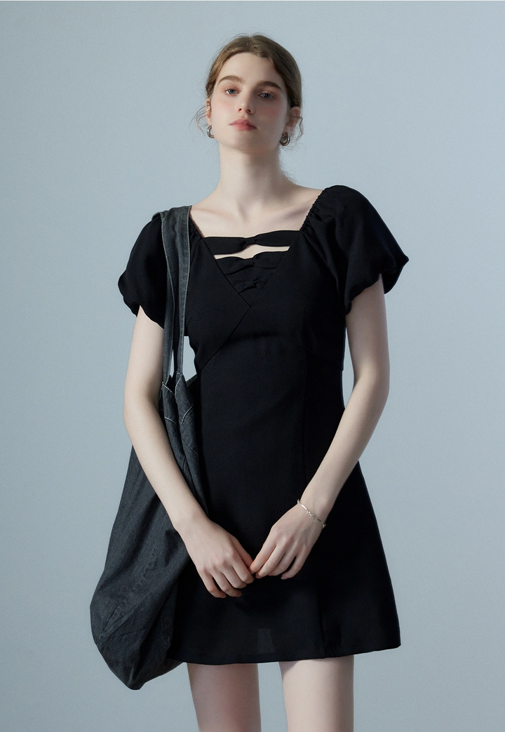 Damenkleid mit Puffärmeln und Schleife am Rücken