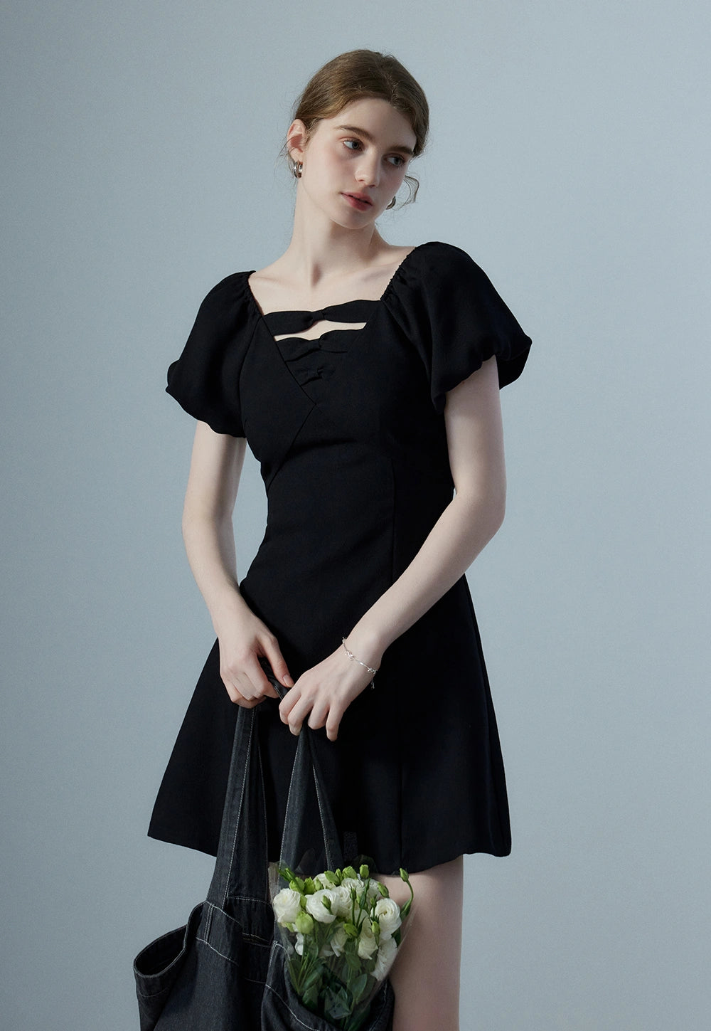 Damenkleid mit Puffärmeln und Schleife am Rücken