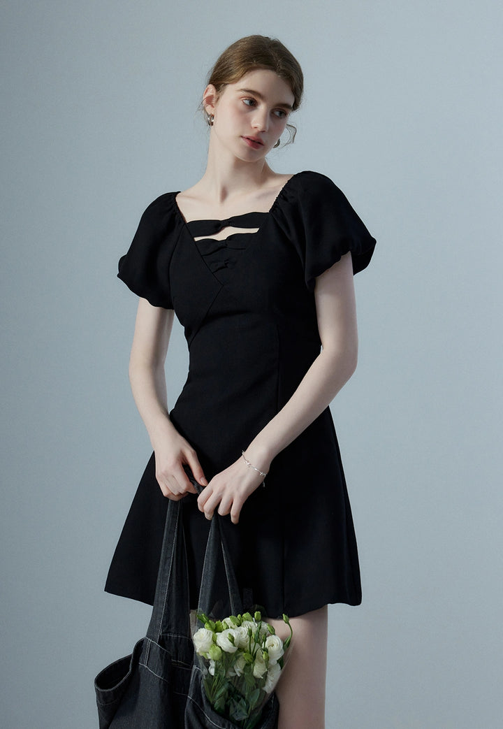 Damenkleid mit Puffärmeln und Schleife am Rücken